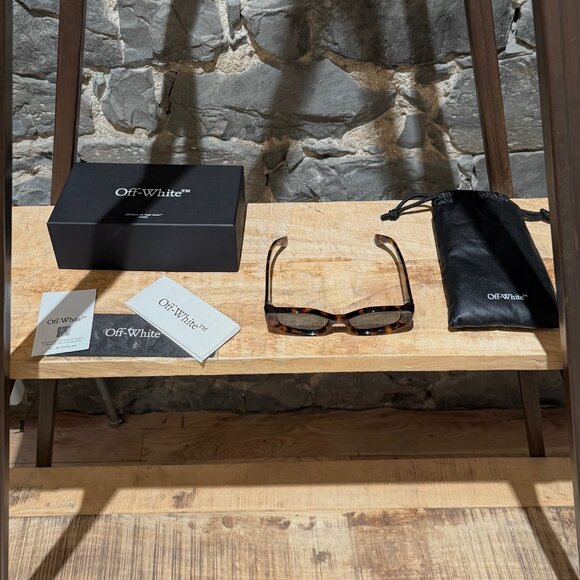 Off-White Havana OERI063 Memphis Logo Sunglasses - Picture 9 of 9